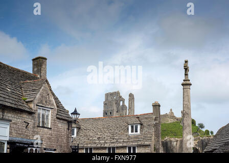 Château de Corfe vu au-dessus de bâtiments dans le village du même nom dans le Dorset, Angleterre, RU Banque D'Images