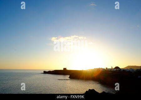 Une vue sur le Castillo de Las Coloradas, Playa Blanca, Lanzarote silhouetté contre un beau coucher du soleil Banque D'Images