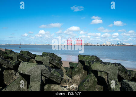 La plage en béton à New Brighton, défenses Wallasey, Merseyside, Royaume-Uni Banque D'Images