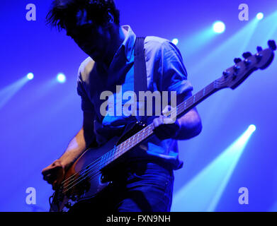 Barcelone, Espagne - DEC 10 : Alex Trimble, homme à l'avant de Two Door Cinema Club, discothèque à Razzmatazz. Banque D'Images