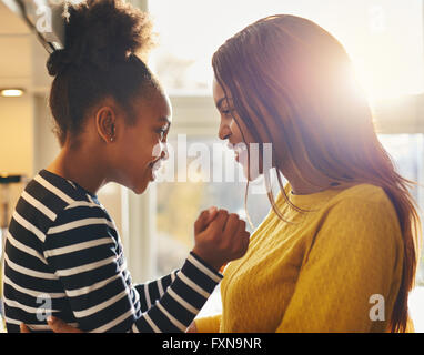 Mère et fille black smiling Banque D'Images