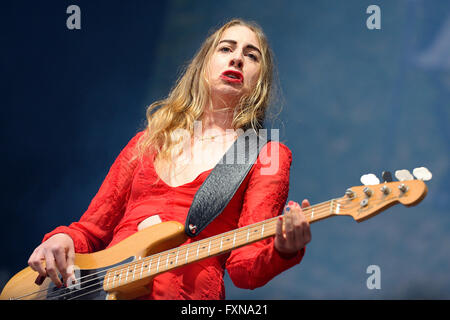 BARCELONA - 30 MAI : bassiste de Haim (band), les performances par Heineken Primavera Sound Festival 2014. Banque D'Images