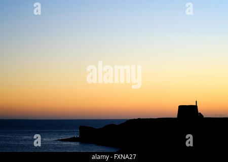 Le Castillo de las Coloradas près de Playa Blanca, Lanzarote tourné contre un beau coucher de soleil Banque D'Images