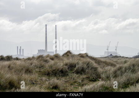 Vue sur le port de Dublin et de la centrale de Poolbeg Bull Island Banque D'Images