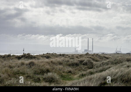 Vue sur le port de Dublin et de la centrale de Poolbeg Bull Island Banque D'Images