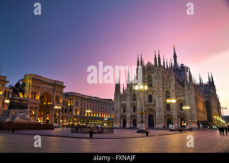 MILAN, ITALIE - 25 novembre : la Cathédrale de Duomo avec les gens tôt le matin le 25 novembre 2015 à Milan, Italie. Banque D'Images