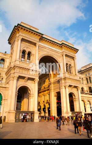 MILAN, ITALIE - 25 novembre : Galleria Vittorio Emanuele II shopping mall entrée avec les gens le 25 novembre 2015 à Milan Banque D'Images