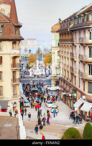 Genève, SUISSE - Le 28 novembre : Rue du Rhône rue avec les gens le 28 novembre 2015 à Genève, Suisse. Banque D'Images