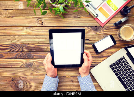 Les mains d'un homme holding blank tablet device Banque D'Images