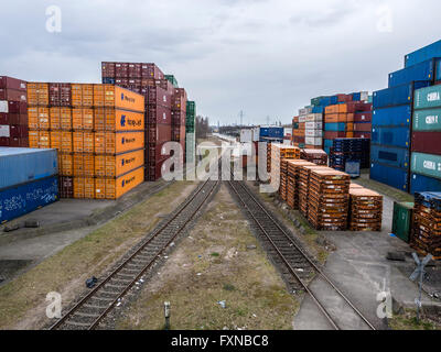 Pile de conteneurs, le port de Hambourg, Allemagne Banque D'Images