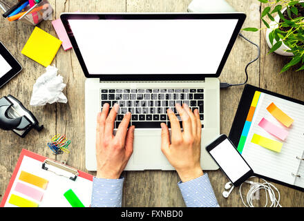 Mains d'un homme à l'aide d'un ordinateur portable avec écran vide Banque D'Images