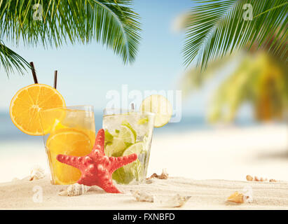 Plage de sable fin de l'été avec l'arrière-plan flou sur l'océan Banque D'Images