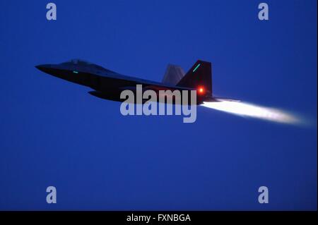 L'U.S Air Force F-22 Raptor avion de chasse furtif engage la combustion qu'il décolle de Joint Base Elmendorf-Richardson 28 mars 2016 à Anchorage, Alaska. Banque D'Images