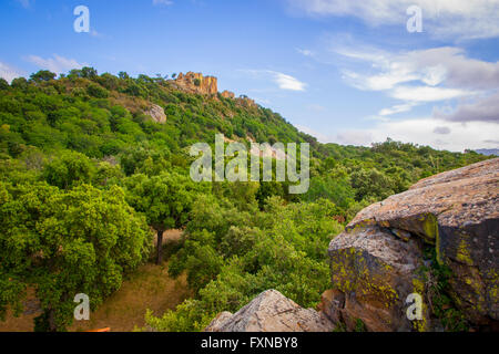 Un tas de rochers, couverts de lichen dans les montagnes de la Sicile Banque D'Images