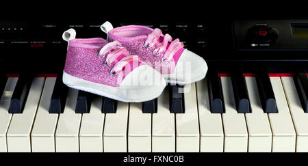 Chaussures Bébé rose au piano. Banque D'Images