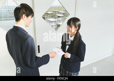 Élève du secondaire japonais donnant l'amour lettre Banque D'Images