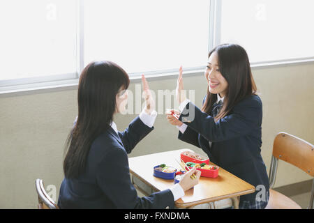 Les lycéens japonais bento ayant in classroom Banque D'Images