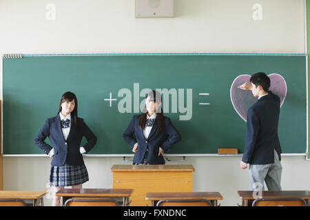 Les lycéens japonais en face du tableau noir en classe Banque D'Images