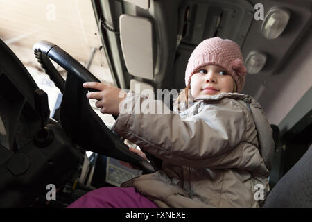 Cute Caucasian baby girl big conduite camion cargo, close-up photo Banque D'Images