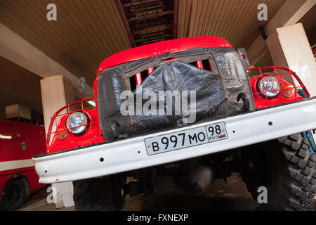 Saint-pétersbourg, Russie - 9 Avril 2016 : échelle fire truck AL-30. ZIL 131 Fédération fire engine Banque D'Images