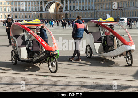 Saint-pétersbourg, Russie - Avril 9, 2016 Location : les chauffeurs de taxi attendent les passagers sur la place du palais de Saint-Pétersbourg Banque D'Images