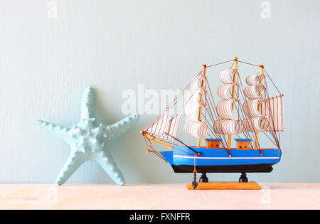 Bateau en bois sur fond texturé en bois. image filtrée. Banque D'Images