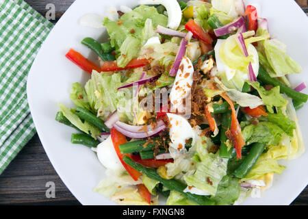 Egg et haricots verts Salade saine avec l'oignon rouge et du bacon Banque D'Images