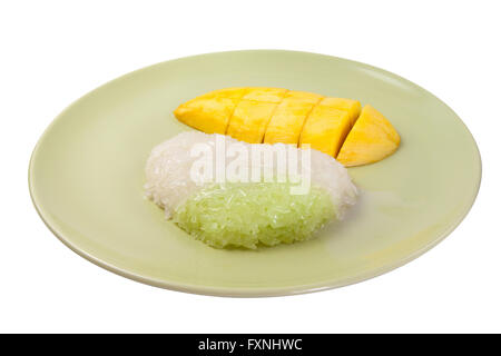 Riz gluant cuit dans du lait de coco épais sucré, servi avec des tranches de mangue mûre. Thai dessert sucré. Banque D'Images