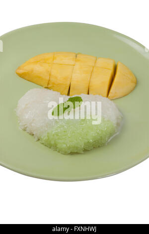 Riz gluant cuit dans du lait de coco épais sucré, servi avec des tranches de mangue mûre. Thai dessert sucré. Banque D'Images