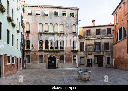 Vieille place et façades à Venise, Italie. Banque D'Images