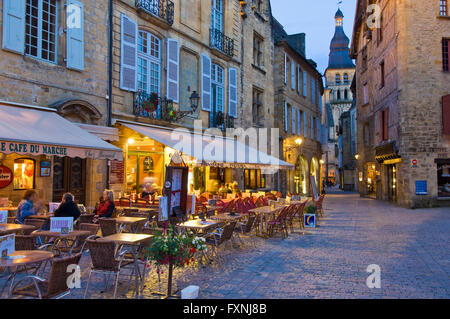 Le centre-ville de Sarlat-la-Canéda dans le sud-ouest de la France dans la soirée. Banque D'Images