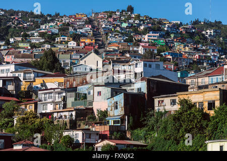 Maisons colorées sur une colline à Valparaiso, Chili Banque D'Images
