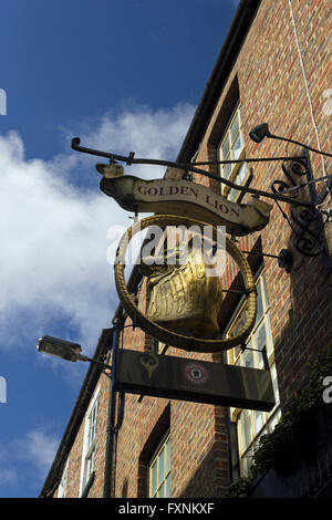 Golden Lion Pub Sign Banque D'Images