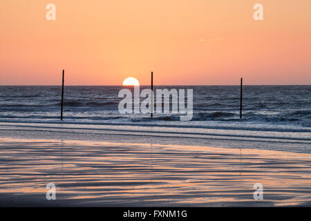 Coucher du soleil sur la côte de la mer du Nord, l'Est de l'île de Wangerooge, Frise, Frise orientale, Basse-Saxe, Allemagne Banque D'Images