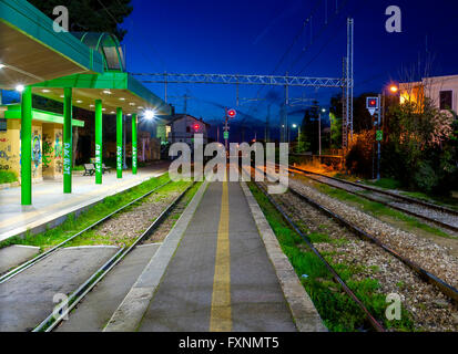 Soir fermé la gare, rails et red light Banque D'Images