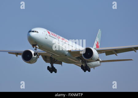 Air Canada Boeing 777-300ER C-FNNU arrivant à l'aéroport Heathrow de Londres, UK Banque D'Images