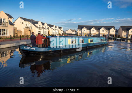 House boat bassin d'entrer avec d'autres maisons qui se reflètent dans l'eau Banque D'Images