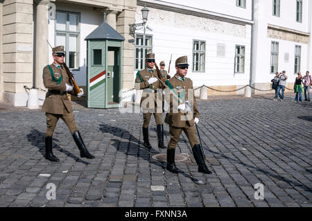 Changement de la garde au Palais Sándor (Hongrois : Sándor-palota) sur Szent György tér,(Saint George's Square) au château de Buda Banque D'Images