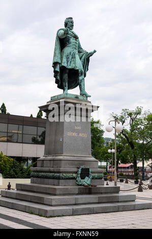 Une statue de baron József Eötvös de Vásárosnamény (3 septembre 1813 - 2 février 1871) était un écrivain et homme d'État hongrois. Banque D'Images