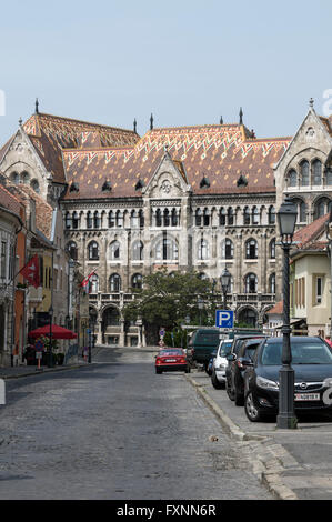 Fortuna rue menant au Archives nationales de Hongrie hongrois ( face) et de Vienne porte sur la colline du Château de Buda, à Budapest, Banque D'Images
