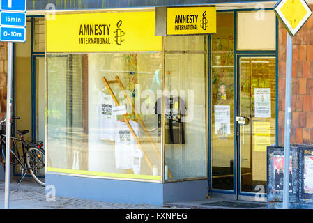 Lund, Suède - 11 Avril 2016 : Amnesty International shop dans la ville. T-shirts en vitrine et massages sur la boutique porte. Banque D'Images