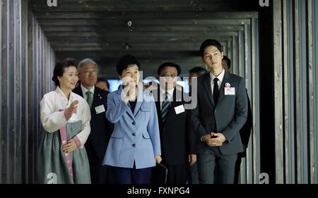 Le Président de la Corée du Sud Park Geun-hye, centre, et l'acteur Song Joong-ki, droite, visitez le nouveau K-Style Hub, une promotion sur le thème de la nourriture coréenne le 11 avril, 2016 centre de Jung-gu, Seoul, Corée du Sud. Banque D'Images