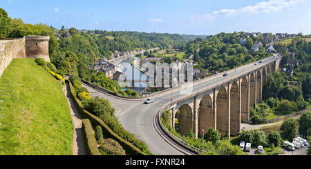 Vue panoramique sur le Viaduc de Dinan sur la Rance et le port de Dinan, Bretagne, France Banque D'Images