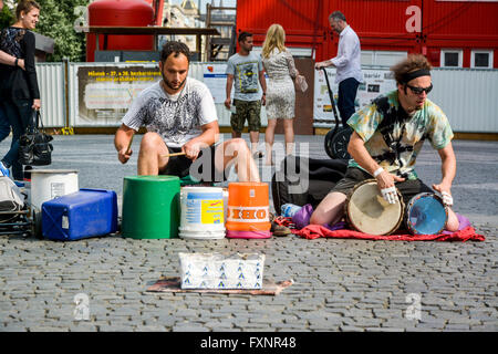 Juin, 2015. Prague, République tchèque. Deux artistes tambour sur rue avec barils pour l'argent Banque D'Images