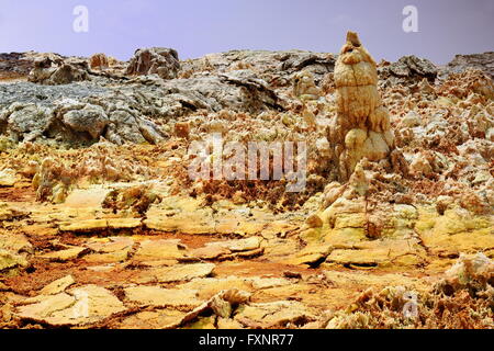 Mt.Dallol sur le lac Assale. Dépôts de sylvinite -KCL carnallite -KMGCL3.6(H2O)- et -kainite KMG(SO4)CL.3H20. Danakil-Ethiopia. Banque D'Images