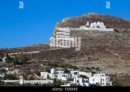 L'église en haut de la colline à Chora Folegandros, Banque D'Images