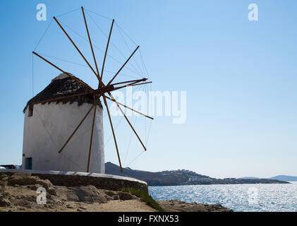 Les célèbres moulins à vent de Mykonos pendant la journée Banque D'Images