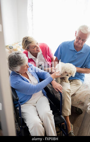 Couple et l'infirmière s'occuper d'un chien Banque D'Images