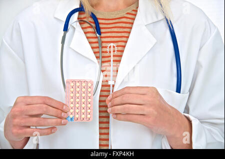 Parution du modèle. Female doctor holding dispositif intra-utérin et des pillules de contraception orale.