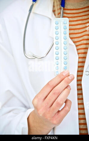 Parution du modèle. Doctor holding la contraception orale comprimés, Close up.